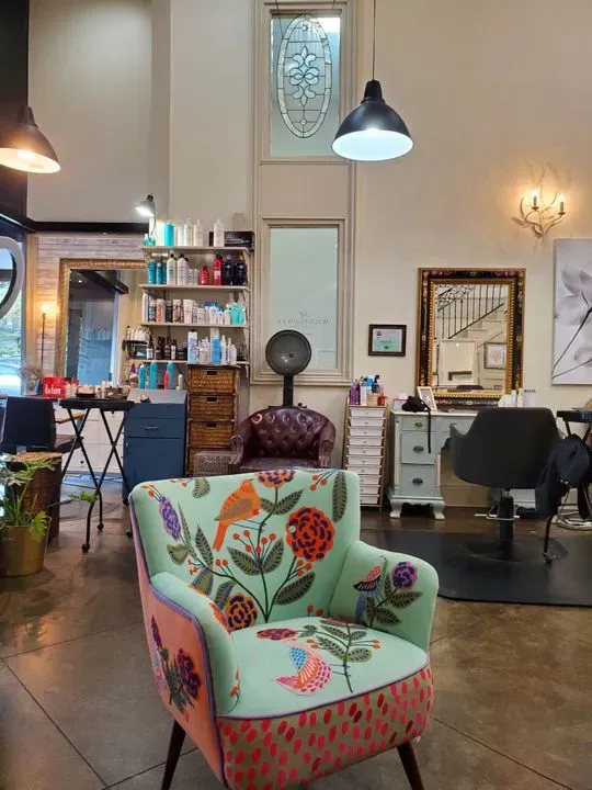 https://cdn.salonspotlight.com/photos/na4OWeHewAvFmXxQkCMo/514eb198-57e2-433e-b36b-8198a65a0847_720x720