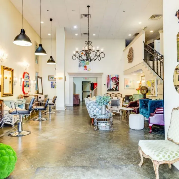 https://cdn.salonspotlight.com/photos/na4OWeHewAvFmXxQkCMo/c00d42f5-aa93-4d95-b01b-6f31a0249644_720x720