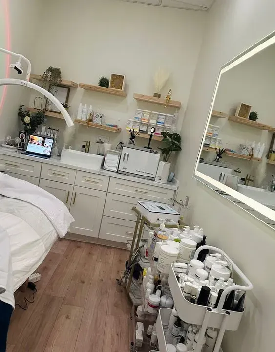 https://cdn.salonspotlight.com/photos/naG7eYWVMWpOc3YfK7y6/a7d3e211-5bb7-4a05-8877-fa0249b2dc4f_720x720