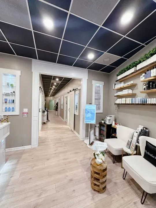 https://cdn.salonspotlight.com/photos/naG7eYWVMWpOc3YfK7y6/da75b8d4-7e3d-4067-a8f0-c59ea87b7a2f_720x720