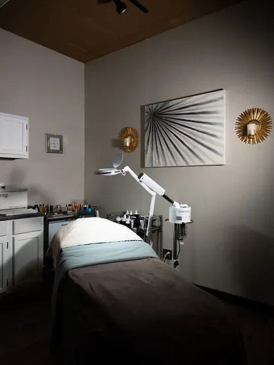 https://cdn.salonspotlight.com/photos/namFH99mNnGfygkOfqnm/94b8b7b4-29da-4783-aeb0-e18e08b661b3_720x720
