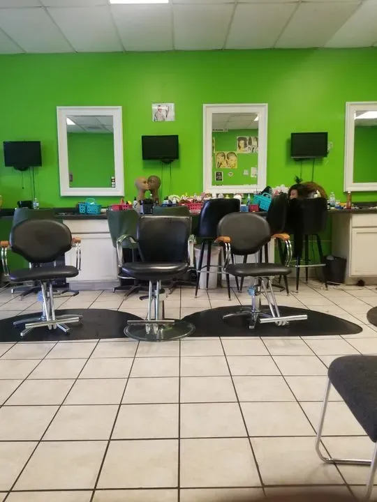 https://cdn.salonspotlight.com/photos/nb9yQqU8kpeOwFcZbcMy/56062c5e-c2ed-498b-abd7-c489fb299c34_720x720