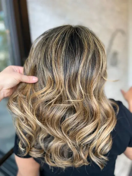 https://cdn.salonspotlight.com/photos/ndPcI0URfMzrtloufiiD/9ca6ef40-409e-4c25-a97d-13d6a4440626_720x720
