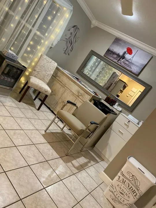 https://cdn.salonspotlight.com/photos/nfMEfRFZszYGi1ILFRGU/96be3555-a866-42c2-b038-3ac4df119571_720x720
