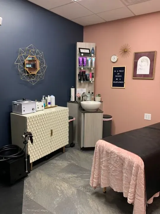 https://cdn.salonspotlight.com/photos/ng1c17On0fZp5LLzzMVn/f62945ed-921f-47b8-9b87-fd679bdb4cfd_720x720