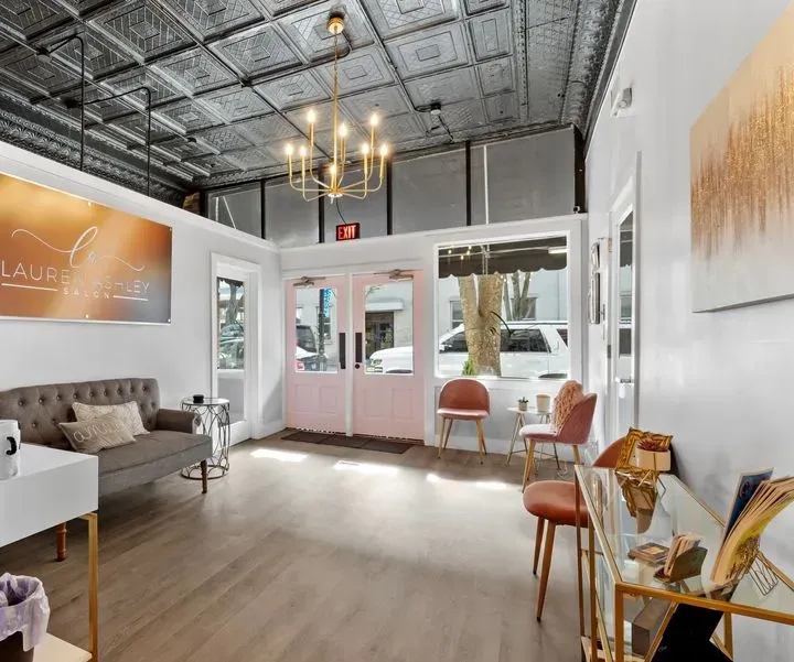 https://cdn.salonspotlight.com/photos/njnY4HGioLipPAUM6CmF/35da23ae-0f6e-4bfc-b102-ada4ac40f51a_720x720