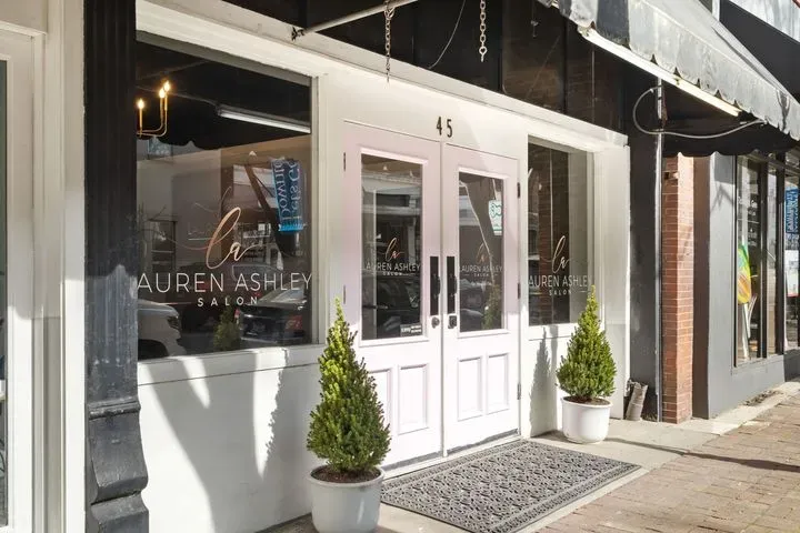 https://cdn.salonspotlight.com/photos/njnY4HGioLipPAUM6CmF/6b1930e2-7b21-4cb3-8b9d-05368b8ee946_720x720