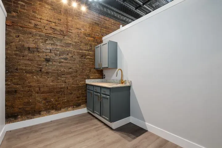 https://cdn.salonspotlight.com/photos/njnY4HGioLipPAUM6CmF/9efdb73e-b8e5-4cb4-8000-5b7a399f95e6_720x720