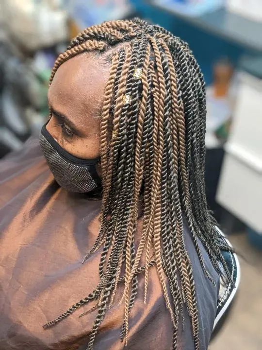 https://cdn.salonspotlight.com/photos/nkyOX6ybIsbcwqMhEhKM/3c130439-4279-4f0c-884e-935cc3fa3b16_720x720