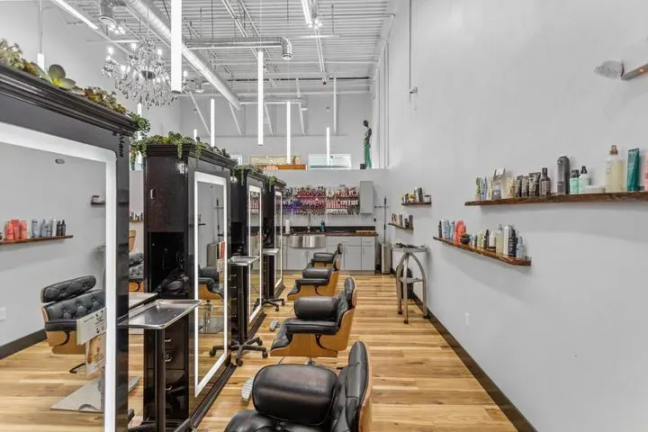 https://cdn.salonspotlight.com/photos/nm3mM2G5axErAMfRcKM7/e8d19886-667a-450a-a8ae-243f1ddddbc4_720x720