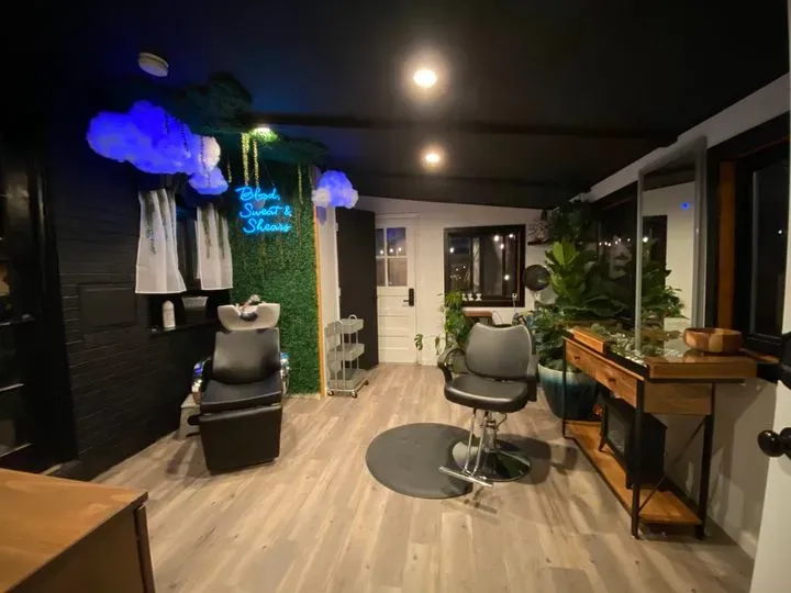 https://cdn.salonspotlight.com/photos/nmkN1UEbEqOqySGcNTaa/5e9304b6-0d19-433a-bb67-922ba1f09d23_720x720