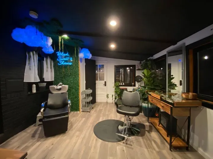 https://cdn.salonspotlight.com/photos/nmkN1UEbEqOqySGcNTaa/7f783b9f-3541-4b12-bb6a-bd973dd9e4a8_720x720