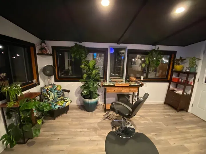 https://cdn.salonspotlight.com/photos/nmkN1UEbEqOqySGcNTaa/b04eb226-73c7-4422-adfa-6cfa7d4fe8fb_720x720