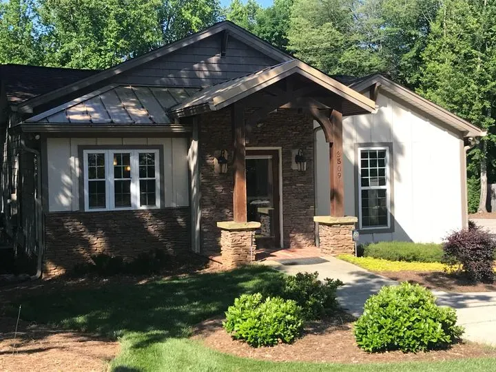 https://cdn.salonspotlight.com/photos/nnAXlaYCPFnfh3deKvXt/6743f3b8-97e0-41f8-9344-9831b486f501_720x720