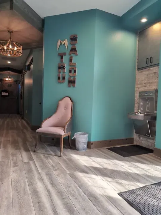 https://cdn.salonspotlight.com/photos/nnqwurxReeS6UdPdmI4U/827f276f-502c-4c32-b550-29ca1c408f80_720x720