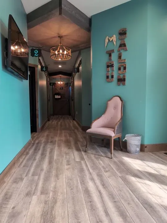 https://cdn.salonspotlight.com/photos/nnqwurxReeS6UdPdmI4U/e626e25d-b5d6-4c86-b43b-eefd2a921dd0_720x720