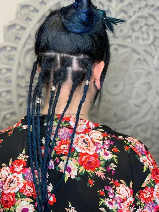 https://cdn.salonspotlight.com/photos/noirvRfyauUNOUjIIKVC/6a1f277a-eef0-4ee7-9b16-c91f7f81b1e2_720x720