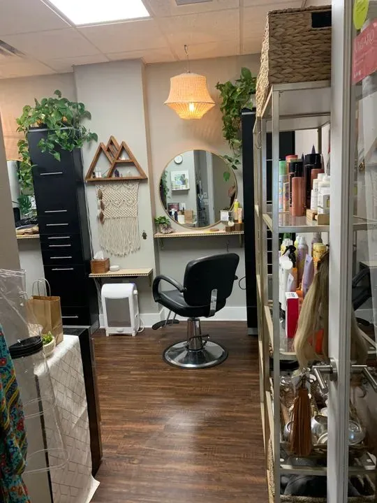 https://cdn.salonspotlight.com/photos/noirvRfyauUNOUjIIKVC/9d786b5c-91b5-40a7-b169-80efd4e83b15_720x720