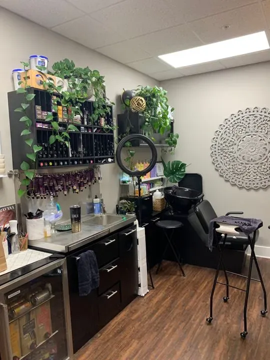 https://cdn.salonspotlight.com/photos/noirvRfyauUNOUjIIKVC/eb4cb15b-eed2-401b-8ba7-22ccb557d85b_720x720