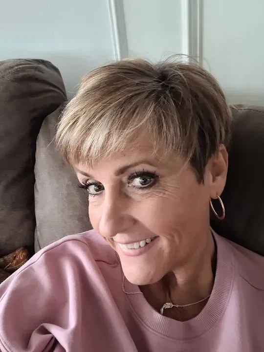 https://cdn.salonspotlight.com/photos/npxt6yNpsfpS2SAfeGBF/d4b2ab34-a5bd-42e6-9b2d-d87d3259c7dc_720x720