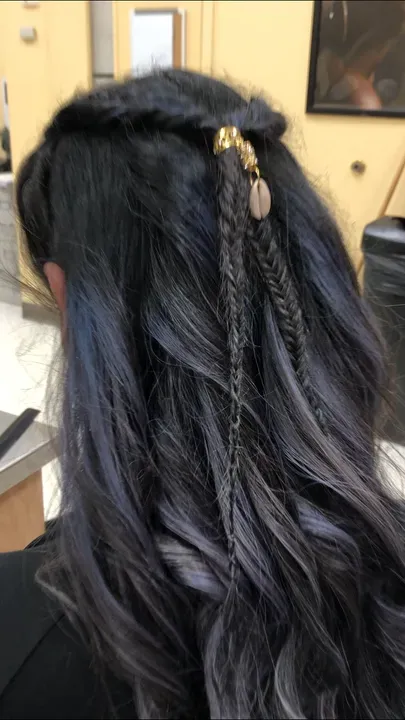 https://cdn.salonspotlight.com/photos/nqpCVVBz094WQr3fFd8K/789c335c-751d-43c0-a3da-1de9686ee07d_720x720