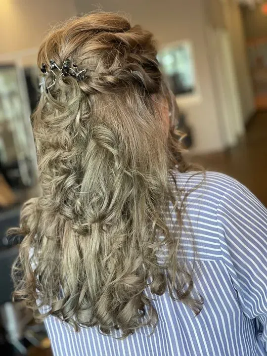 https://cdn.salonspotlight.com/photos/ntP721i54M94iQdT4AxP/2a147bc8-f468-4cd5-a5a1-17910c21a61b_720x720