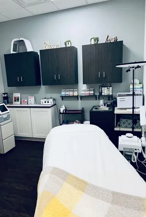 https://cdn.salonspotlight.com/photos/ntW48tqiC5SqnA9WuTcg/3e1f4994-425c-4b25-8627-27f51980d811_720x720