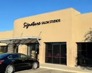 https://cdn.salonspotlight.com/photos/ntW48tqiC5SqnA9WuTcg/cdc34dcc-9a17-4e32-a3e1-4135c7b6d60a_720x720