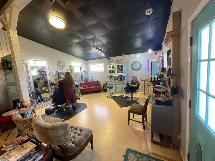 https://cdn.salonspotlight.com/photos/ntbkZGpzE3tTpglnWEwa/a15069ce-1ea5-4f23-b4ce-533037bc715b_720x720