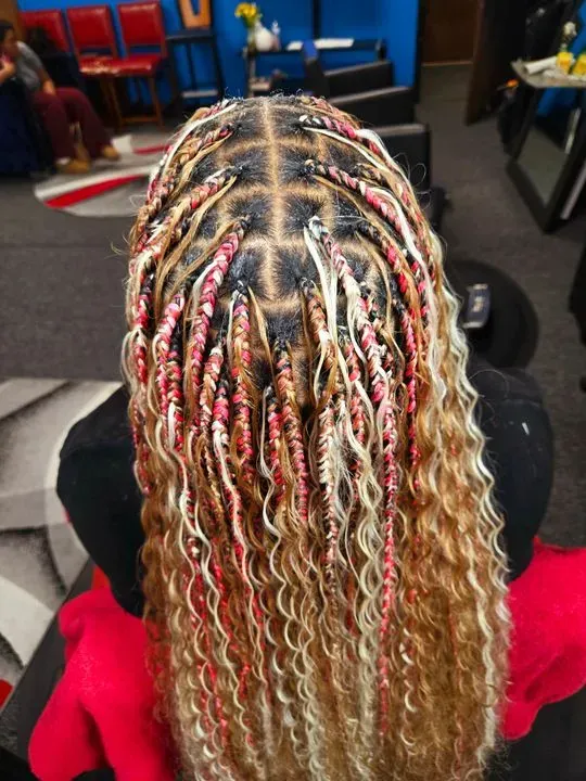 https://cdn.salonspotlight.com/photos/nwPQT3Uk0Ibz22XNhJZf/fe1d0b76-cd43-40e8-88a3-8054f17dba94_720x720