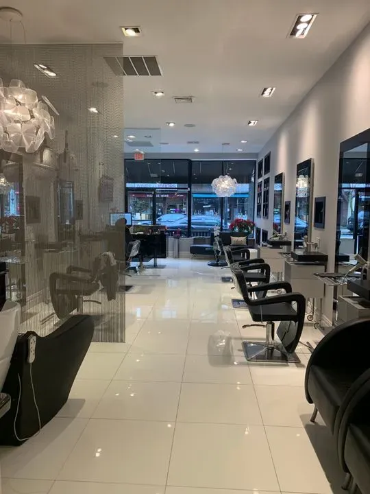https://cdn.salonspotlight.com/photos/nwfeaSl9YK7K47JGM1oD/69200a03-85d5-400e-996f-a165659a4aab_720x720