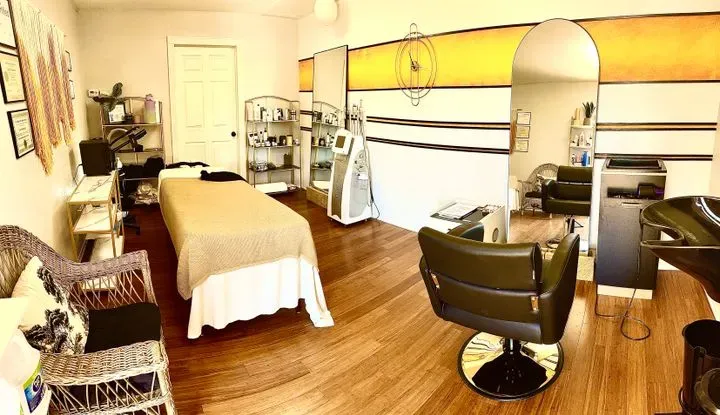 https://cdn.salonspotlight.com/photos/nxo1kGqjaw3BZdSEprWo/81131a34-2bc3-4b8c-9798-14c860172179_720x720
