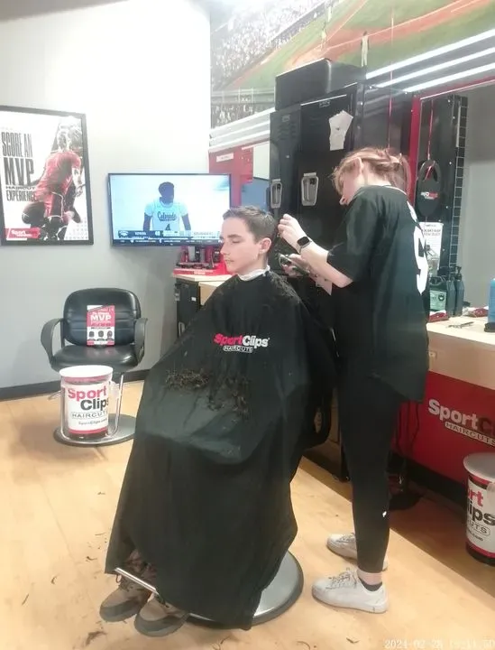 https://cdn.salonspotlight.com/photos/nyR9fpk28iVfHH5qnceo/b6dcb47b-3417-4a76-8186-818a55206a18_720x720