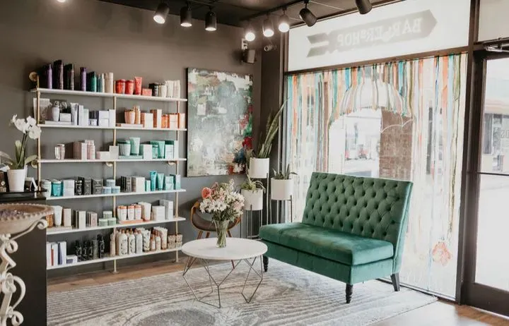 https://cdn.salonspotlight.com/photos/nzenkahnRESqMqdDGoaz/ad860555-e8de-4fae-9e94-bb2ed5b2df02_720x720