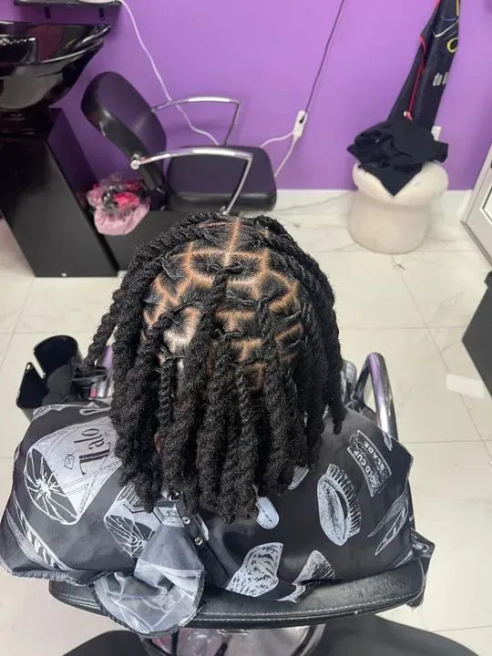 https://cdn.salonspotlight.com/photos/o2Nr9RsdbIZ1lkH7FM9c/b8e66f60-8d4a-42ea-ae34-1a5b8c90f8f3_720x720