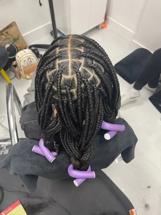 https://cdn.salonspotlight.com/photos/o2Nr9RsdbIZ1lkH7FM9c/e75dbaea-0033-4967-ae8c-5884011d81b0_720x720