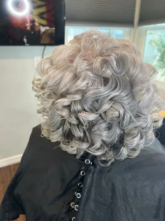 https://cdn.salonspotlight.com/photos/o2fV4pICZbeK0JKUZD53/0e549cd8-7b5c-43a0-a634-1058c2bee1b0_720x720