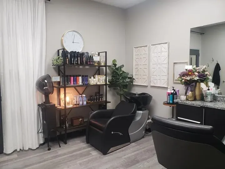https://cdn.salonspotlight.com/photos/o6hEXVMnW7qeY2OfGXAY/3a19a9a3-003b-4bff-89ed-f0927773e900_720x720