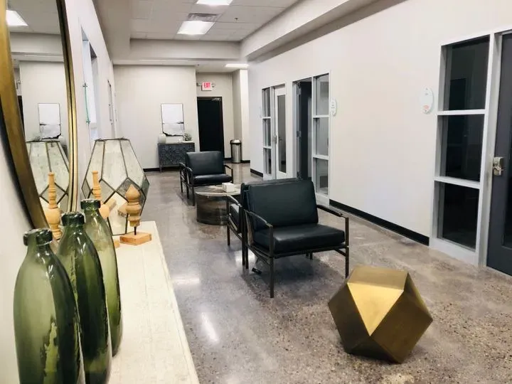 https://cdn.salonspotlight.com/photos/o6hEXVMnW7qeY2OfGXAY/f62fe81b-0792-4f57-b433-d69111ec0c9d_720x720