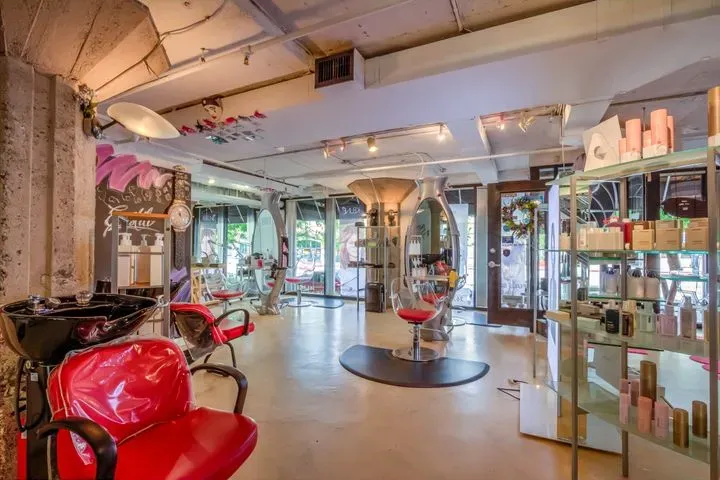 https://cdn.salonspotlight.com/photos/o6nkr98jLfoYWA7xw6jg/8ace91a4-a7dd-4dcc-a3fe-a4c55fb36fdd_720x720