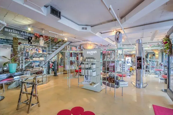 https://cdn.salonspotlight.com/photos/o6nkr98jLfoYWA7xw6jg/b3722567-f5a1-43cf-a6aa-2664b92f5257_720x720