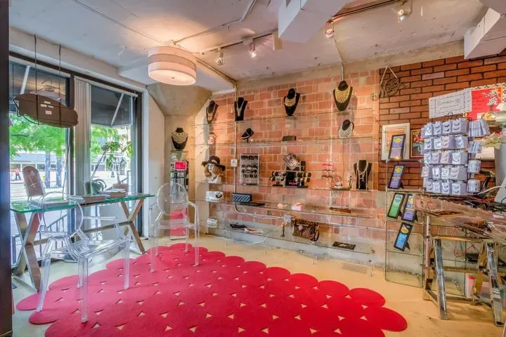 https://cdn.salonspotlight.com/photos/o6nkr98jLfoYWA7xw6jg/d902e082-f3ed-49c6-9818-e85622b022ed_720x720