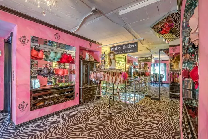 https://cdn.salonspotlight.com/photos/o6nkr98jLfoYWA7xw6jg/fd0cdcd7-854a-4e7e-9e7a-15acd007a08d_720x720