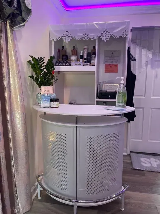 https://cdn.salonspotlight.com/photos/o6ybPhQbYz0lhvDpWH66/22b898dd-f00e-4086-9e6c-e5d0b779ed63_720x720