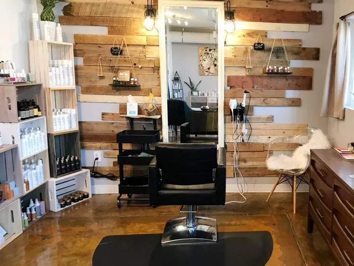 https://cdn.salonspotlight.com/photos/oBXmXIwjjKYOWlusvZjz/c03d552a-3b11-4aa7-bbbe-8a54bcf8c670_720x720