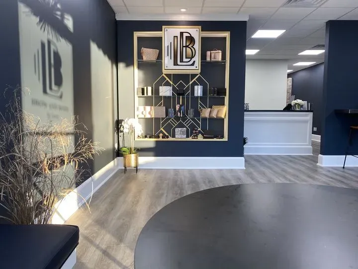 https://cdn.salonspotlight.com/photos/oEIoDf8aWw0wCHIT8a43/d001521e-e767-4bcd-9c20-9bd5c10c7dc1_720x720