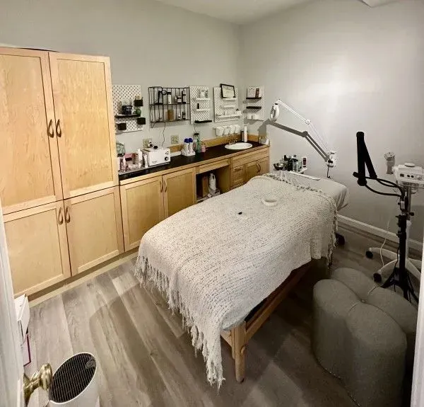 https://cdn.salonspotlight.com/photos/oEZIWozqU8XFvbcVjCL7/429d457e-d599-49e3-8fa4-03c8c04369ed_720x720