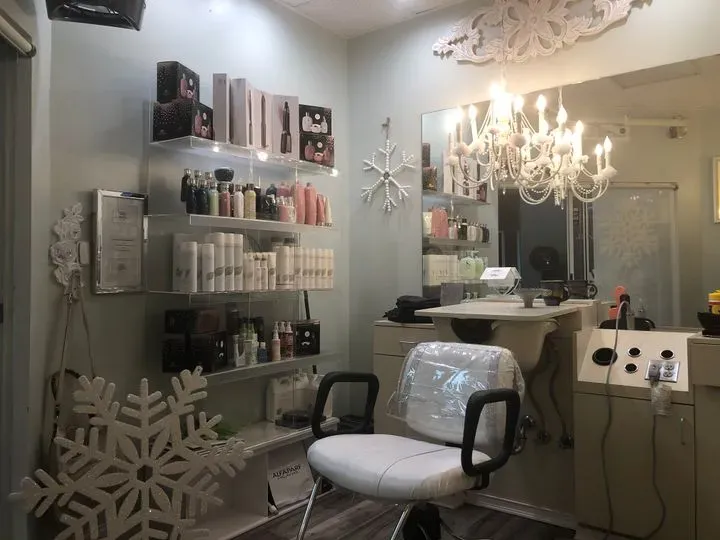 https://cdn.salonspotlight.com/photos/oEuGWJtQBU1sdLhvVBxH/a995e2d8-f838-46a9-a83e-a4938ff89d15_720x720