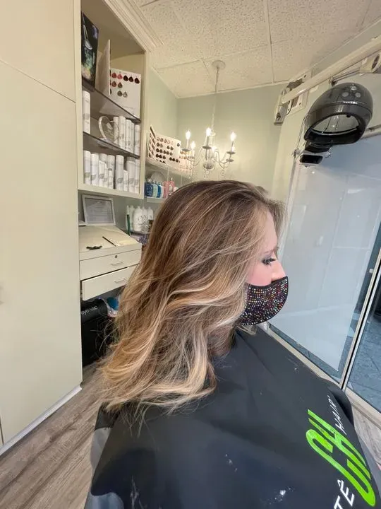 https://cdn.salonspotlight.com/photos/oEuGWJtQBU1sdLhvVBxH/b19843d7-0969-466d-9b69-f626c82a8050_720x720