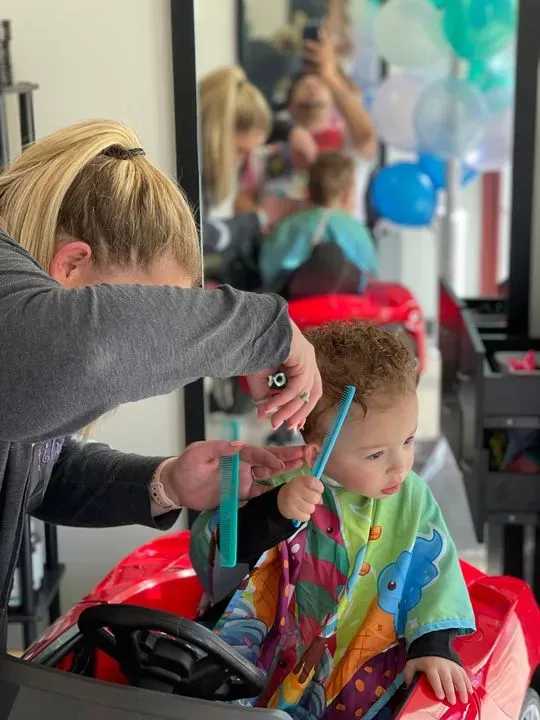 https://cdn.salonspotlight.com/photos/oFWqh5hDOwEIsGUMC6J1/3c6e5353-5e56-4991-8ac0-9bf1ea8d1b81_720x720